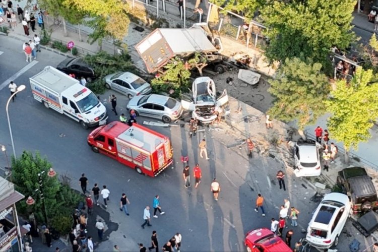 Freni boşalan kamyon ortalığı birbirine kattı! Çok sayıda yaralı var...