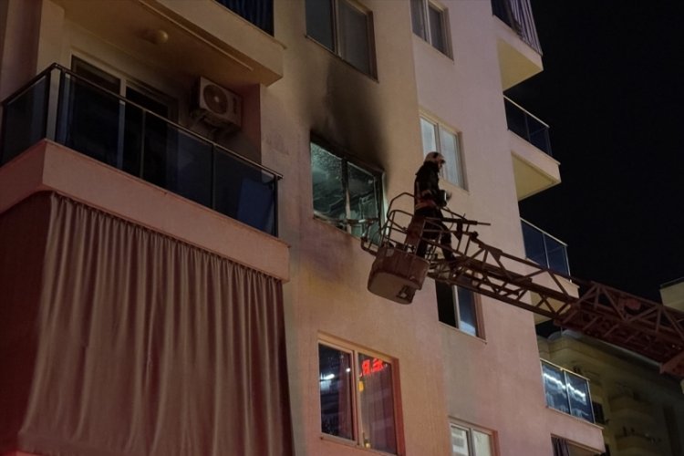 Apartman dairesinde çıkan yangın panik yarattı...