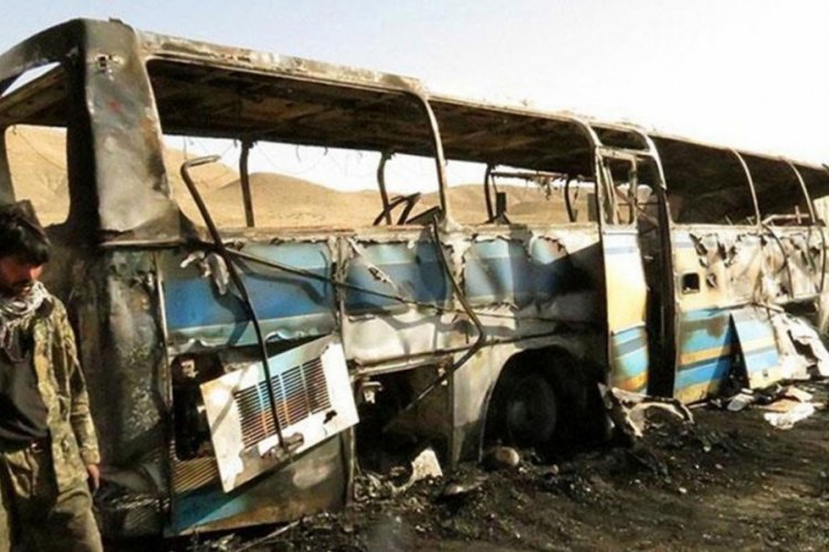 Göçmenleri taşıyan otobüs kaza yapıp alev aldı: 71 ölü