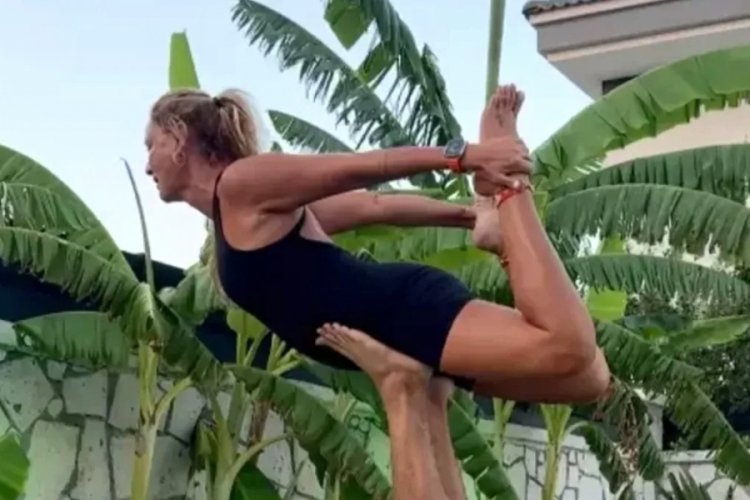  Oyuncu Pınar Altuğ yoga yapıyor! 
