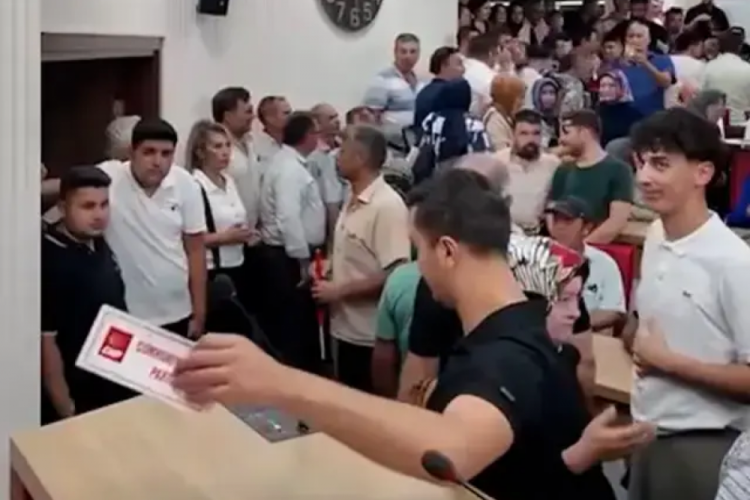 Çerçioğlu gerilimi sürüyor! Belediye meclis salonuna girip CHP logolu kartları yere attılar 