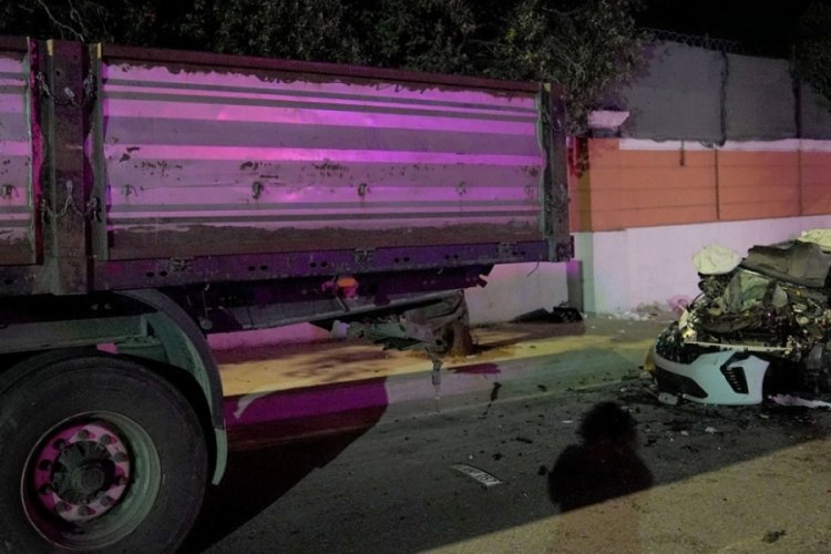 Park halindeki TIR'a çarptı, ölü ve yaralılar var!