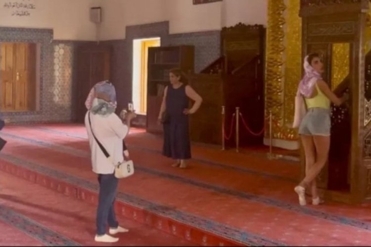 Tarihi camide tartışma yaratan görüntü! Uyarılar işe yaramadı
