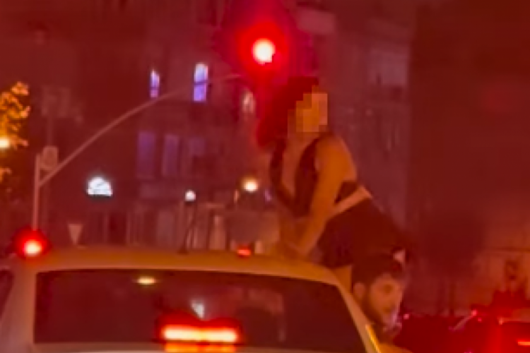 Trafikte şaşkınlık yaratan anlar! Sürücülere twerk yaptı