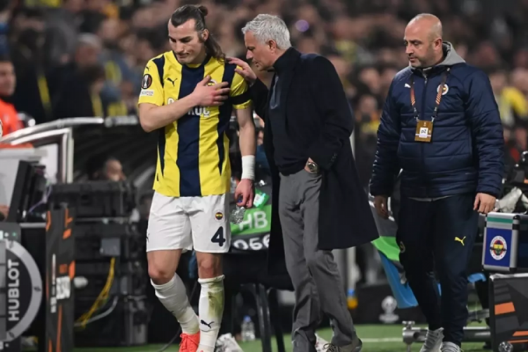 İmzayı atıyor! Çağlar Söyüncü ezeli rakibe hayırlı olsun