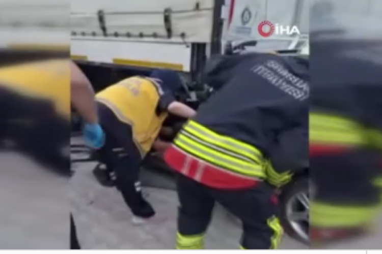 Samsun'da otomobil tırın altına girdi: 1 ölü, 3 yaralı