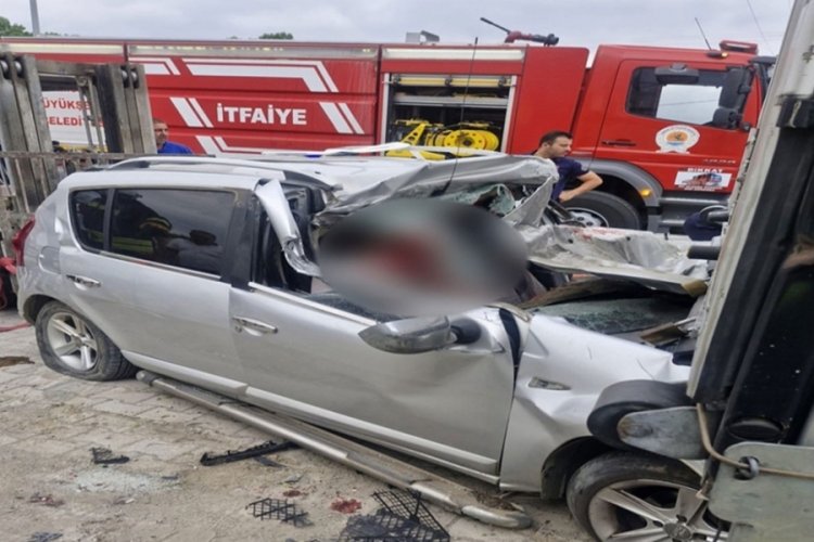 Otomobil, park halindeki tıra arkadan çarptı: Ölü ve yaralılar var