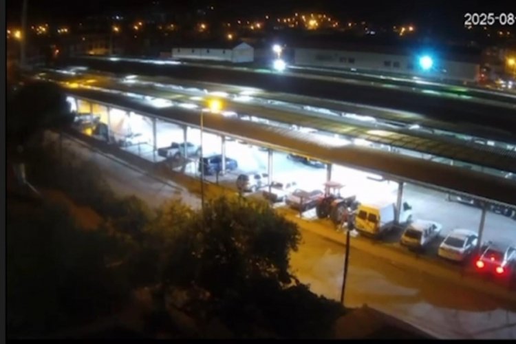 Sındırgı'da deprem anı güvenlik kamerasına yansıdı! 