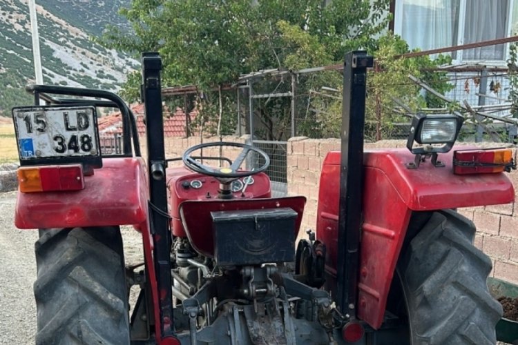 Traktörün altında kalan yaşlı adam can verdi...