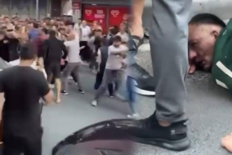 Kız arkadaşını bıçakladı, mahalleli linç etti! Hayati tehlikesi var...