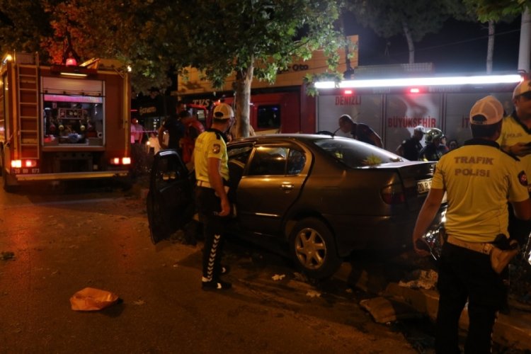 Otomobil ağaca ok gibi saplandı! 2 kişi hayatını kaybetti...