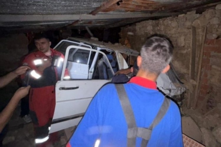 Otomobil ahıra daldı: 1 ölü,3 yaralı