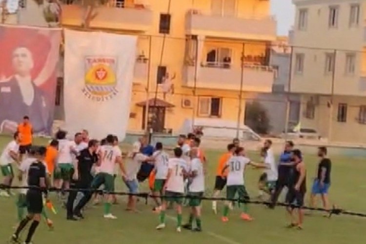 Futbolcular tekme tokat birbirine girdi