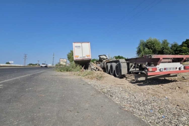 Meyve suyu yüklü tır devrildi: Sürücüsü yaralı olarak hastaneye kaldırıldı