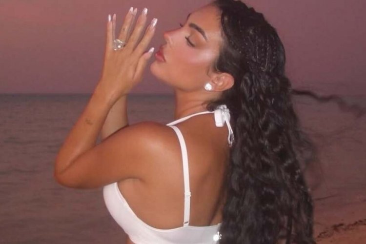  Georgina Rodriguez, tatilde yüzüğünü sergiledi 
