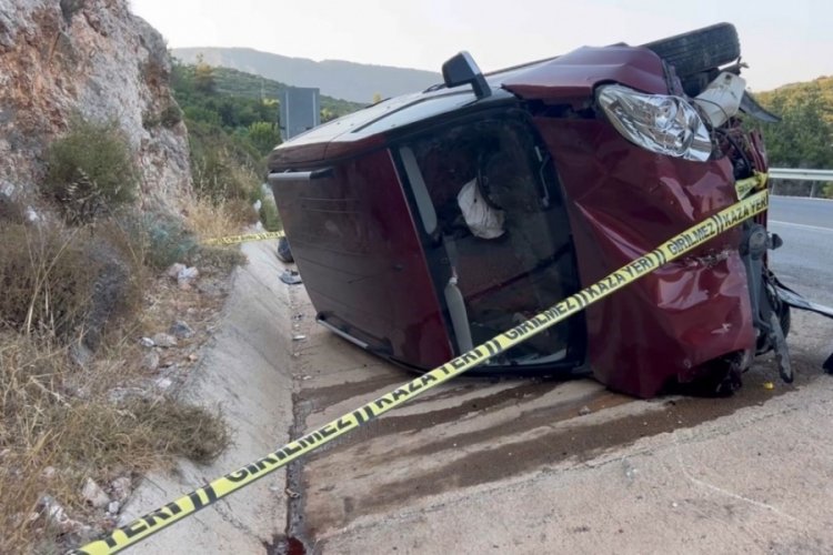 Antalya'da kamyonet yan yattı: 6 yaralı