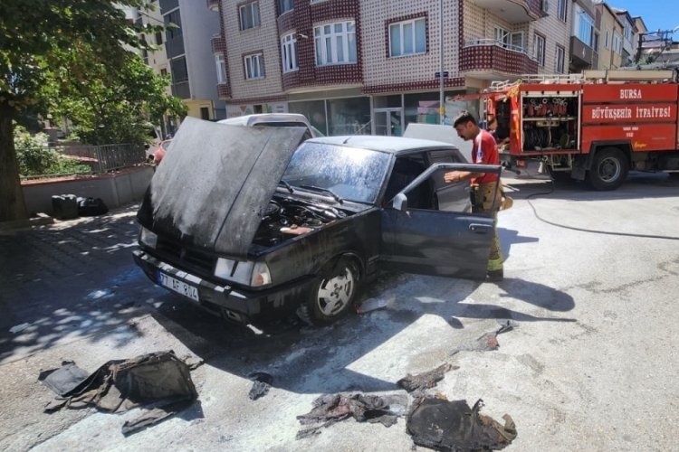 Bursa'da seyir halindeki otomobilin motoru alev aldı