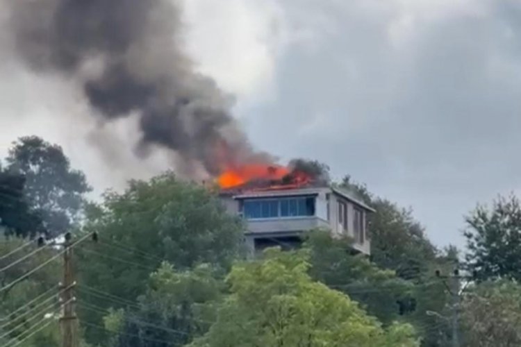 Rize'de çatı yangını korkuttu