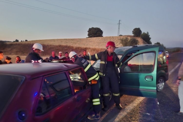 Kütahya'da 2 araç kafa kafaya çarpıştı: 2 ölü, 1 yaralı