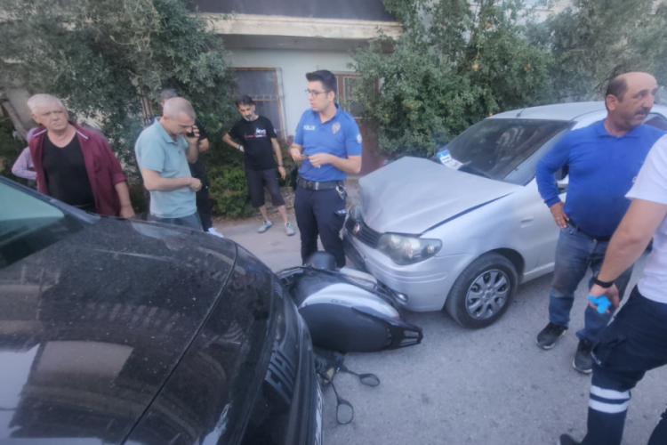 Bursa'da iki aracın arasında sıkışan motosiklet sürücüsü yaralandı! 
