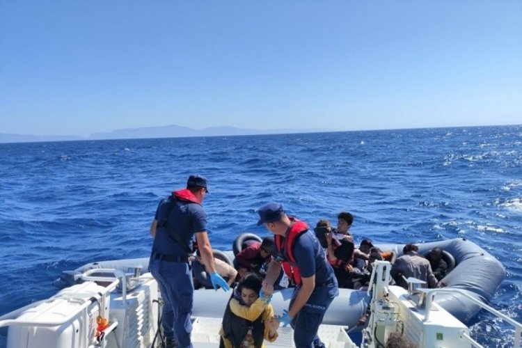 Yunanistan'ın geri ittiği 30 düzensiz göçmen kurtarıldı 