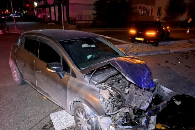 Kavşakta kaza yapan otomobil hurdaya döndü 
