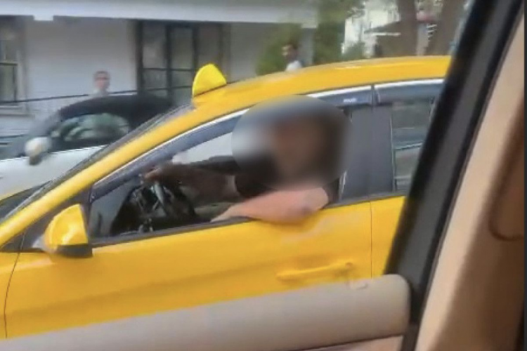'Yol verme' kavgası kameralar yansıdı! Tekmeler, küfürler havada uçuştu...