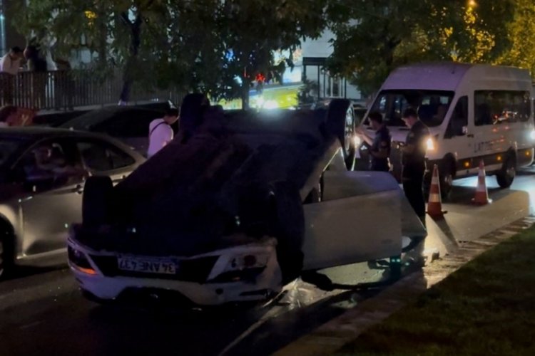 Sürücüsünün direksiyon hakimiyetini kaybettiği otomobil takla attı