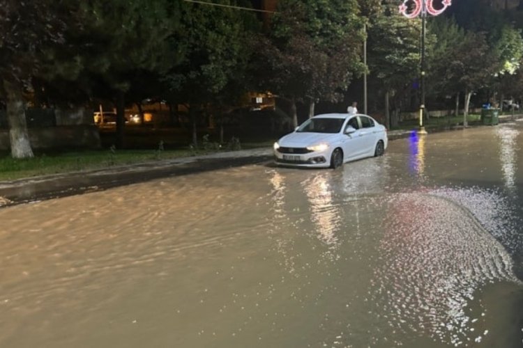 Su borusu arızalandı! Cadde göle döndü