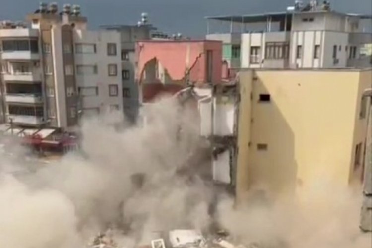 İş makinesinin dokunuşuyla 4 katlı bina yerle bir oldu