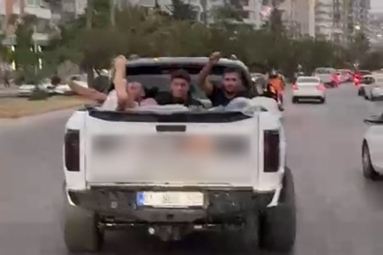 Aracın kasasını havuza çevirip arkadaşlarıyla gezerken 60 bin TL ceza yedi