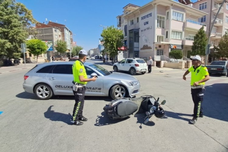 Otomobille motosiklet çarpıştı: 1 yaralı