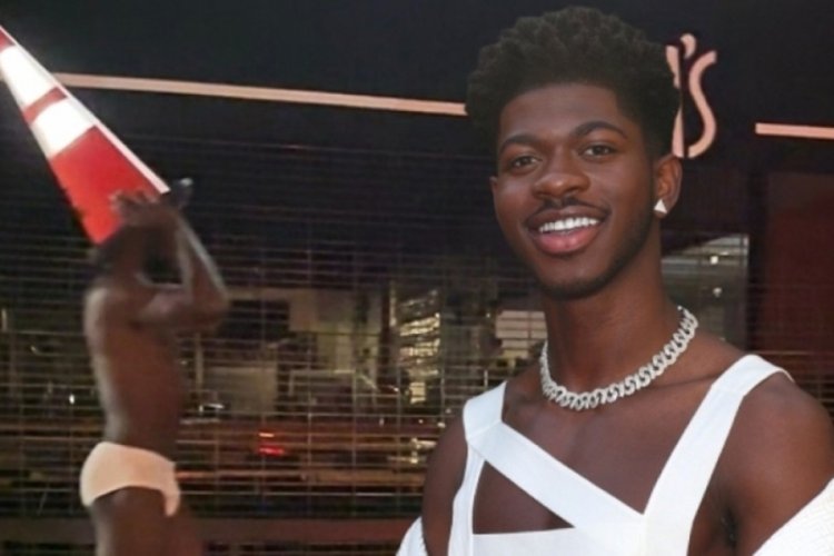 İç çamaşırıyla yolda yürüyen şarkıcı Lil Nas X hastaneye kaldırıldı 