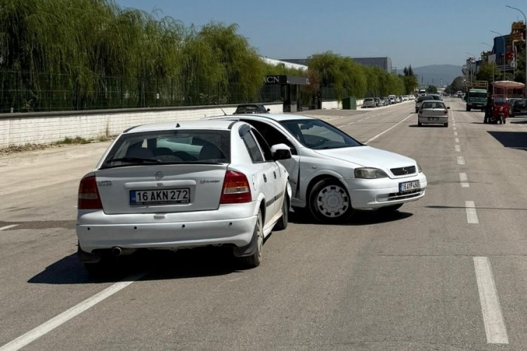 Bursa'da iki aynı otomobil çarpıştı: 2 yaralı...