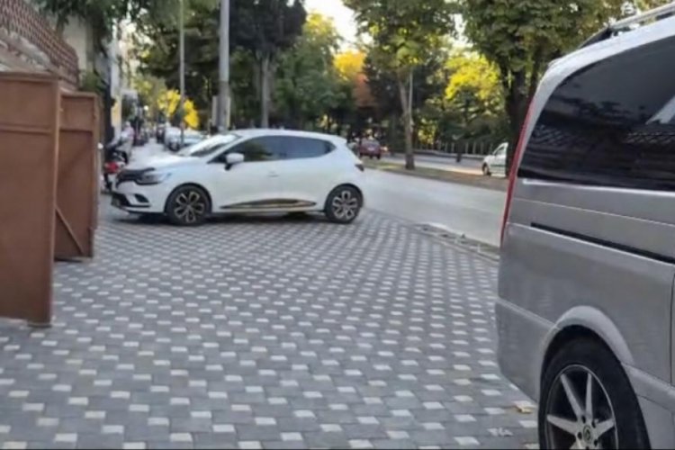 Bursa'da park sorunu! Yayalar yola iniyor