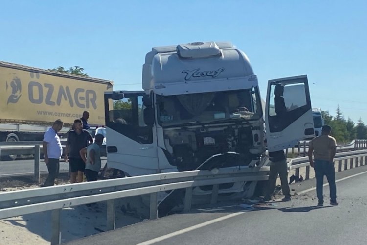 Kontrolden çıkan tır refüje çarparak durabildi