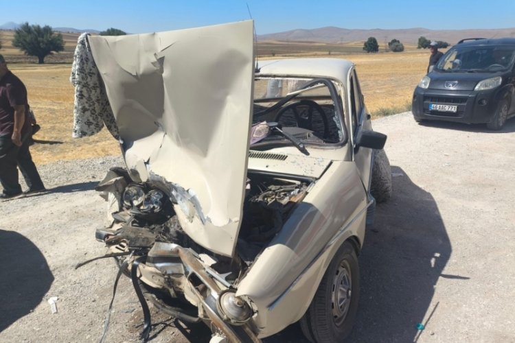 Kamyonet ile otomobil çarpıştı: 2 yaralı