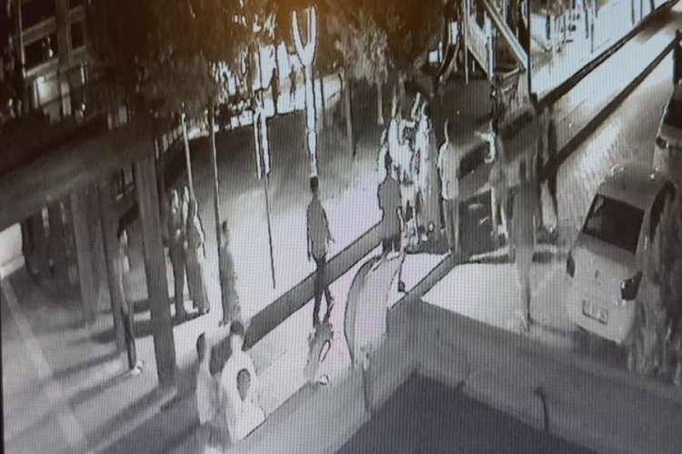 Daire satışı nedeniyle çıkan tekme ve sopalı kavga güvenlik kamerasında