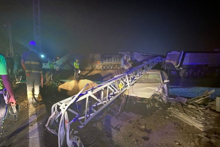 Elektrik direğine çarpan aracın motoru yerinden fırladı