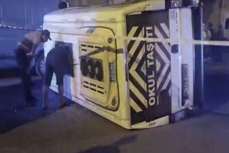 Otomobil ile servis minibüsü çarpıştı: 10 yaralı