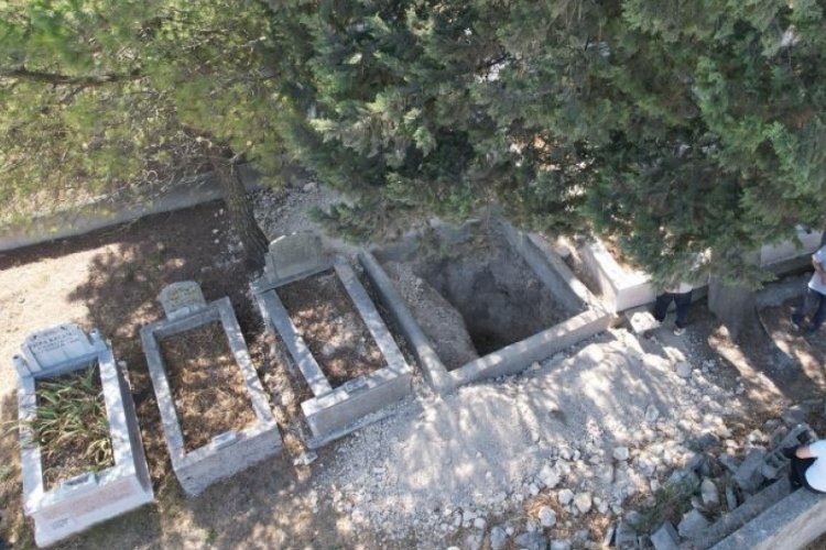 Dua etmeye gittiler, hayatlarının şokunu yaşadılar! Mezarlıkta dehşete d&uuml;ş&uuml;ren manzara