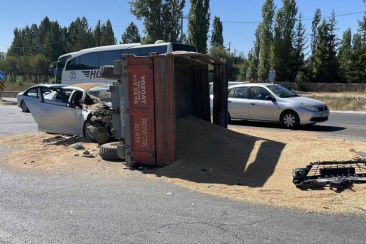 Otomobil, buğday yüklü traktöre çarptı: 3 yaralı 