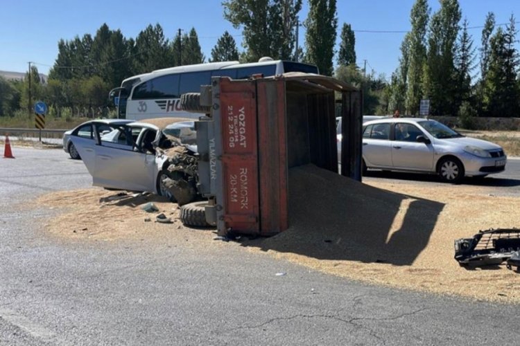 Otomobil, buğday y&uuml;kl&uuml; trakt&ouml;re &ccedil;arptı: 3 yaralı