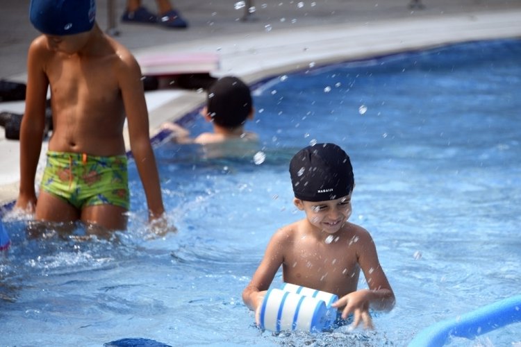 Bursa Osmangazi'de minikler yaz spor okullarıyla yüzmeyi öğrendi