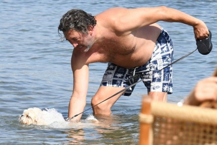 Emre Kınay, köpeğini denize soktu