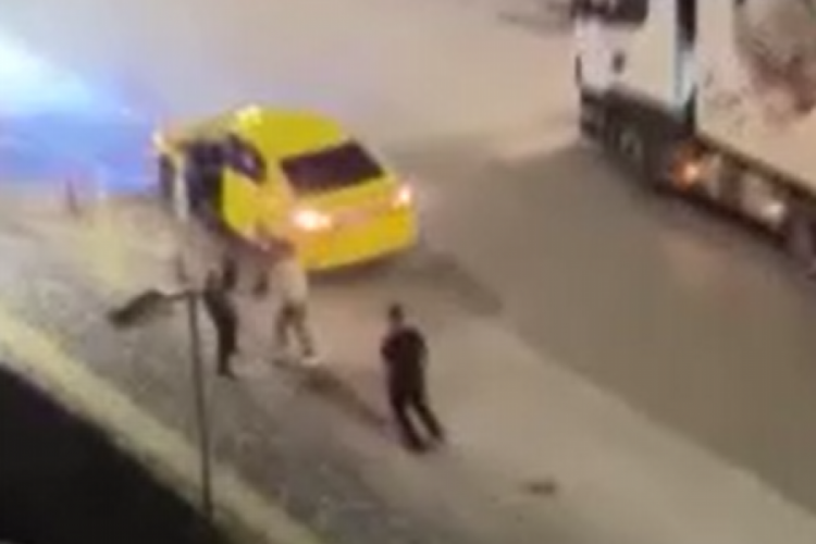 Bursa'da AVM önünde bıçaklı saldırgan dehşeti! Saniye saniye kamerada...