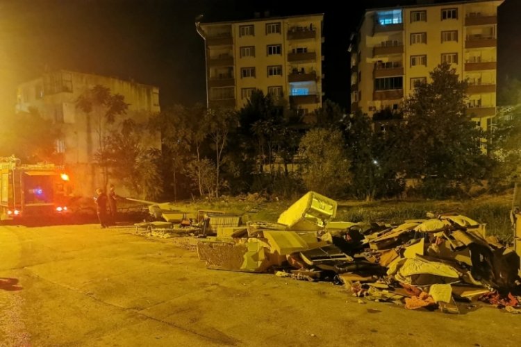 Bursa'da bir mahalle bıktı! Topladıkları eşyaları ateşe veriyorlar...