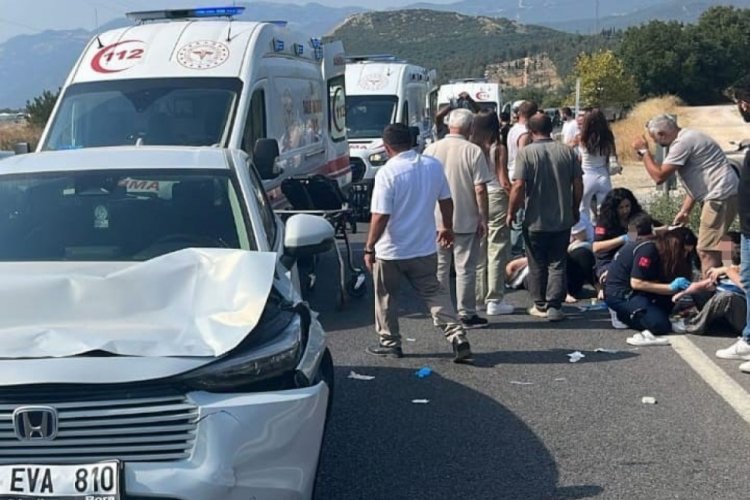 Bursa'da karşıya geçmek isteyen aileyi otomobil biçti! Ölü ve yaralılar var...