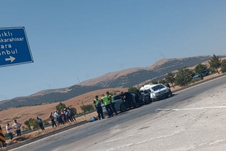 İki aracın çarpıştığı trafik kazansında: 1'i ağır 6 yaralı