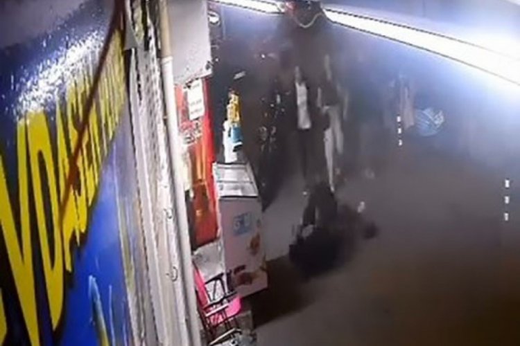 Bursa'da adamların kavgasına kadın da tekme ile karıştı